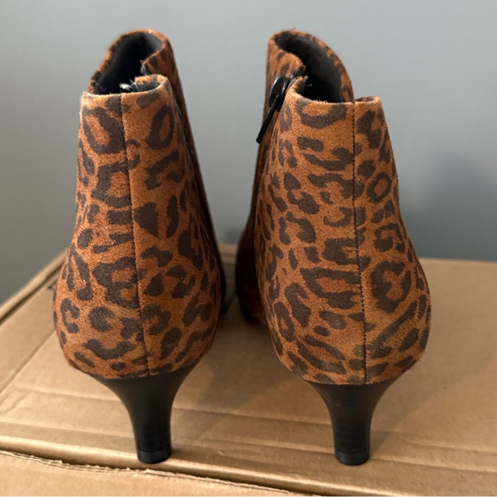 Clarks Leather "Linvale" ankle Bootie Cheetah Size 8.5 M - Picture 7 of 10